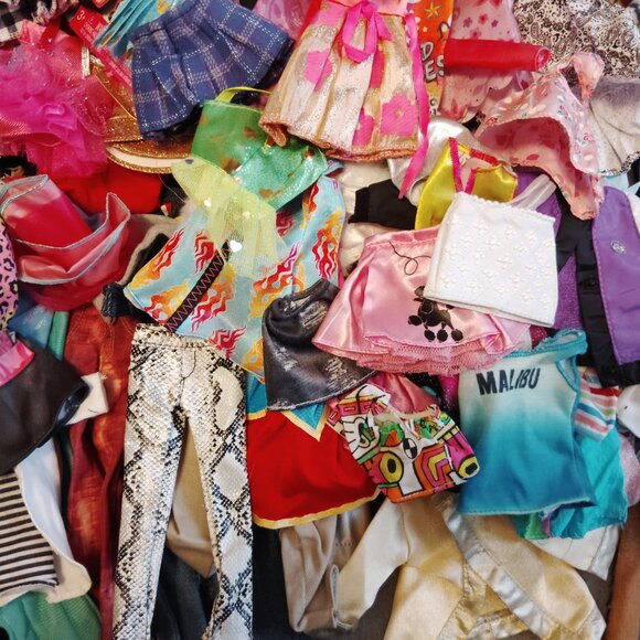HUGE 150 PC MIXED LOT BARBIE CLOTHES VINTAGE & MODERN OUTFITS TONS OF CLOTHING! - Picture 2 of 9